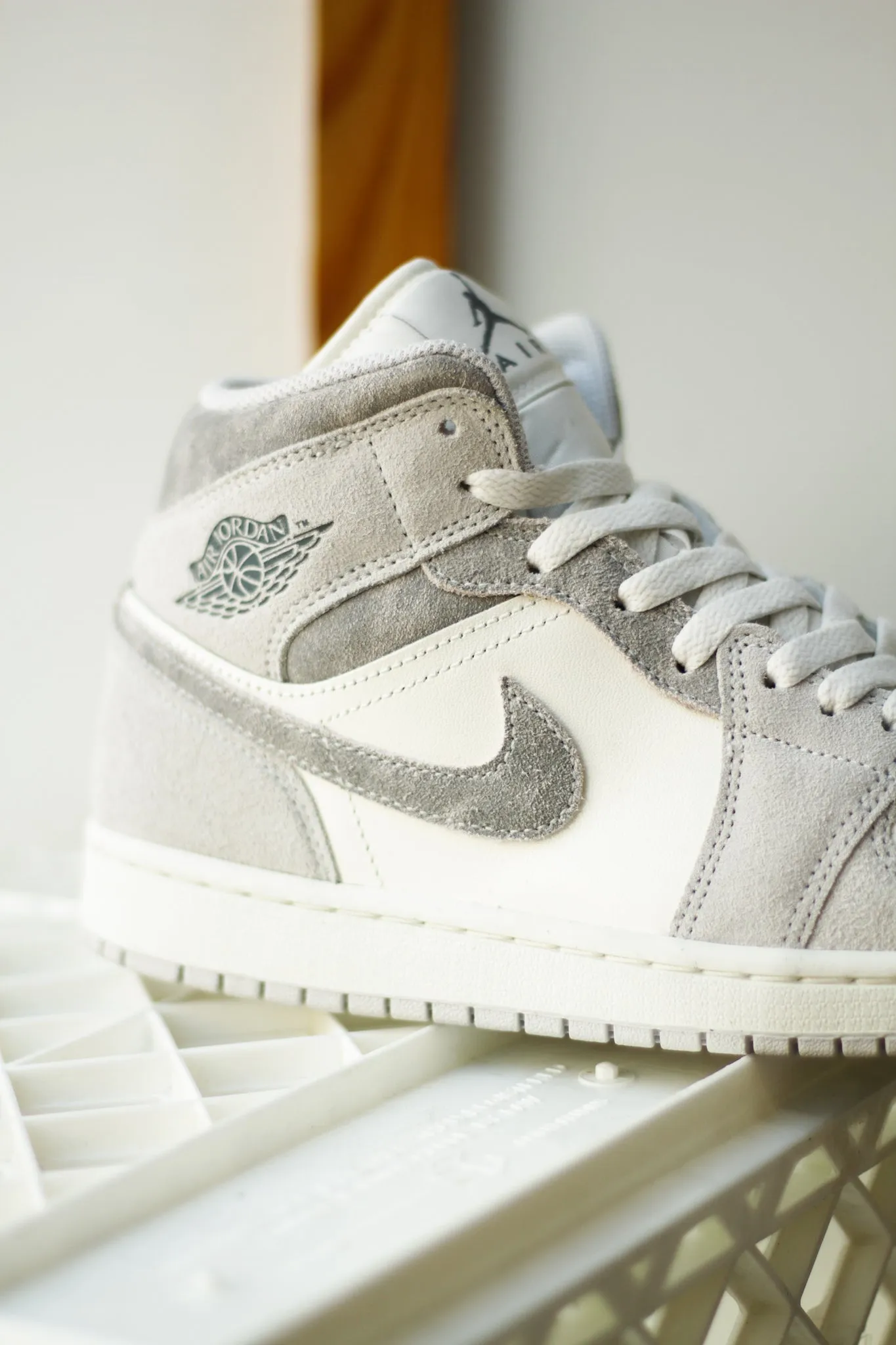 AIR JORDAN 1 MID SE "NEUTRAL GREY"